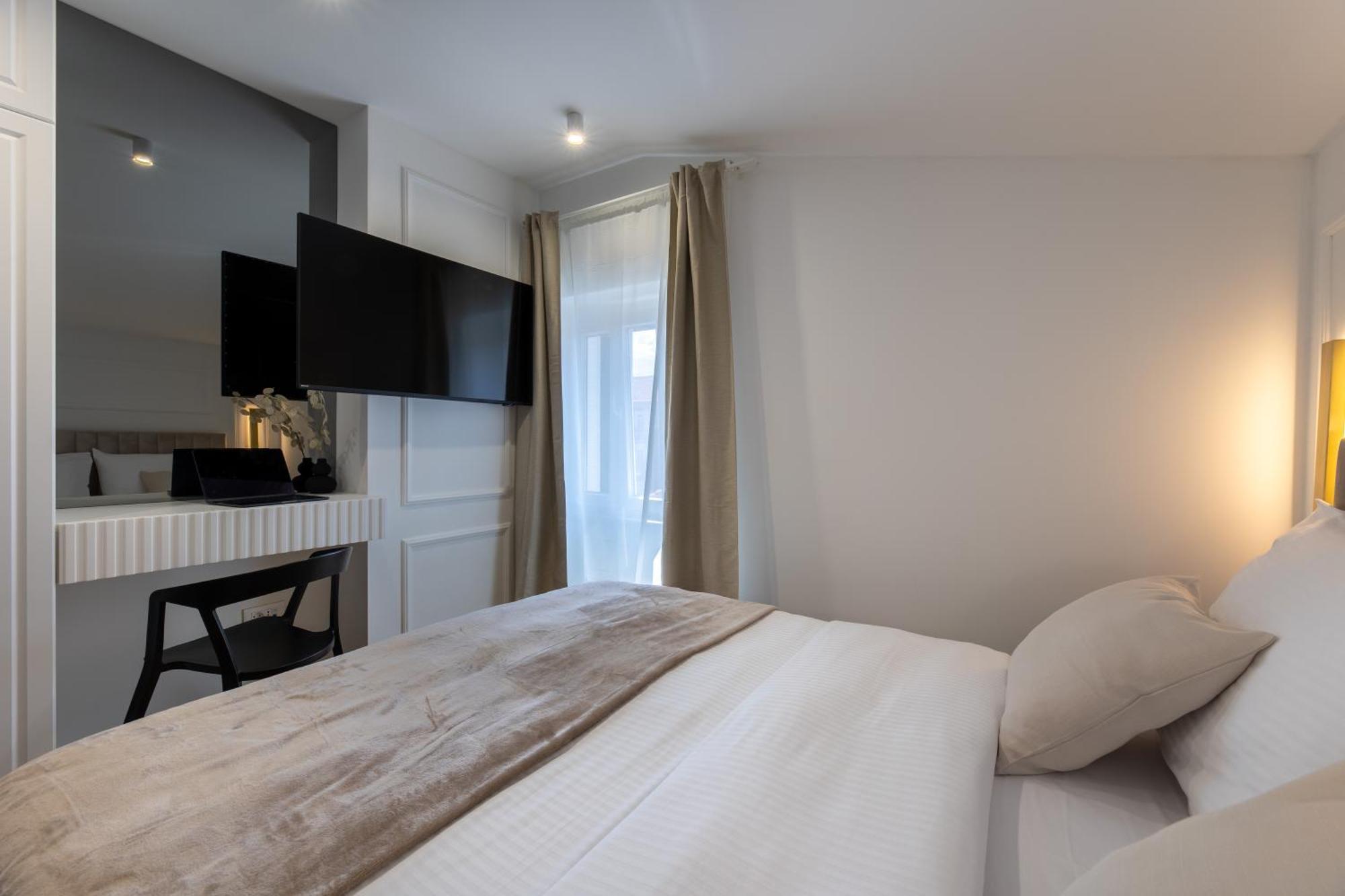 Palace Luxury Suites Split Exterior photo